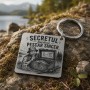 Breloc inox „Secretul fiecărui pescar sincer” – cadou pescar