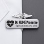 Ecuson Medical Personalizat din Inox cu Simbolul Specializării – Caduceu cu Cristale, Gravură Laser Nume și Funcție