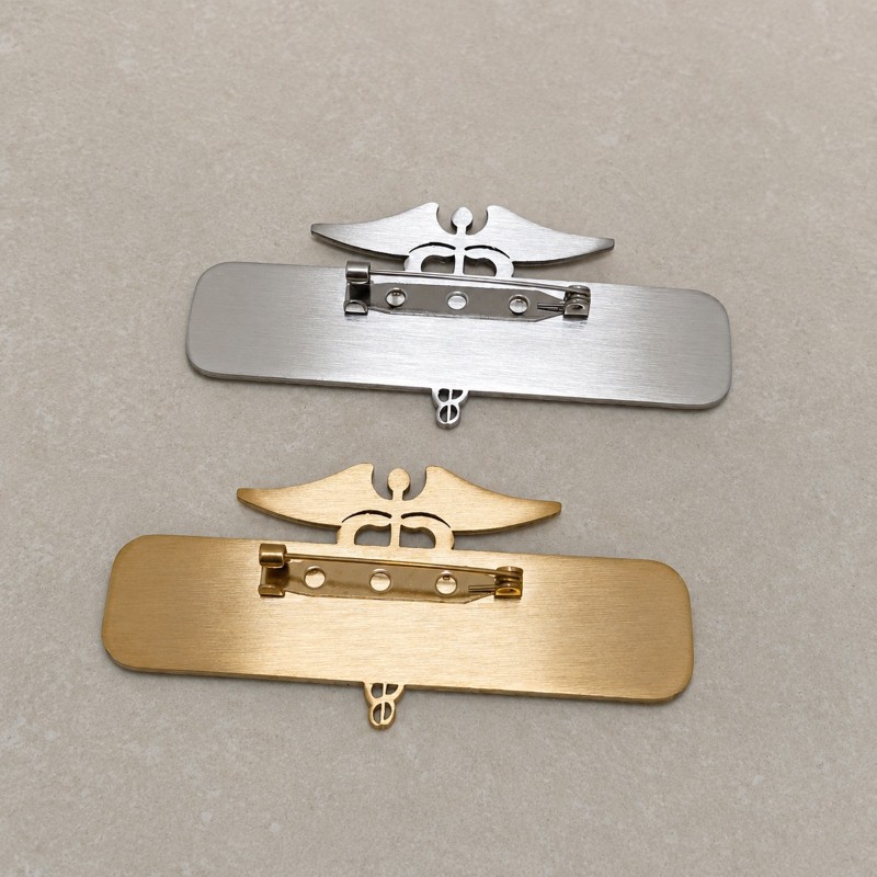 Ecuson Medical Personalizat din Inox Gold Plated – Caduceu cu Cristale, Gravură Laser | Nume, Specializare și Instituție
