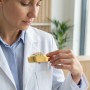 Ecuson Medical Personalizat din Inox Gold Plated – Caduceu cu Cristale, Gravură Laser | Nume, Specializare și Instituție