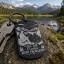 Breloc inox negru personalizat „Un om. O undiță. Zero probleme.” – gravură laser, cadou pentru pescari