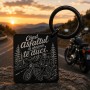Breloc Inox PVD Black „Când Asfaltul Te Cheamă, Te Duci” | Cadou pentru Motocicliști