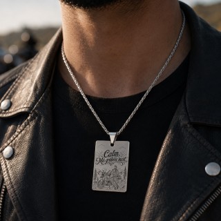 Colier Inox Dreptunghi Argintiu „Calm Mă grăbesc încet”| Cadou pentru motocicliști