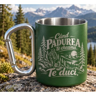 Cană Gravată Verde 200ml cu Carabinieră „Când pădurea te cheamă. Te duci.” | Cadou pentru Vânători