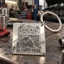 Breloc gravat inox „Am intrat în garaj pentru cinci minute. Ne vedem mâine.” | Colecția "Garage Legends"