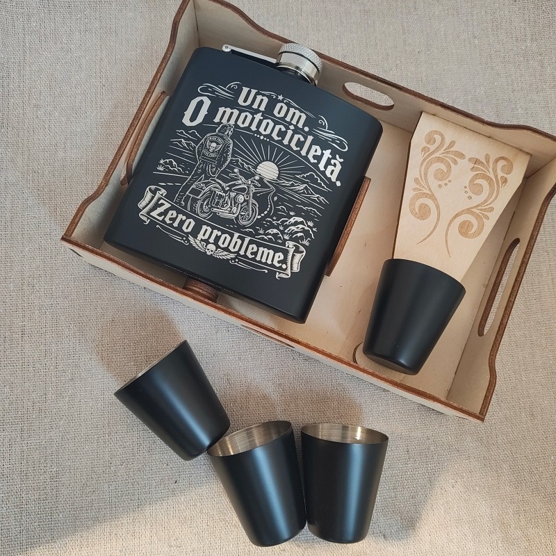 Set ploscă inox 200ml cu 4 pahare „Un om. O motocicletă. Zero probleme.” | Cadou pentru