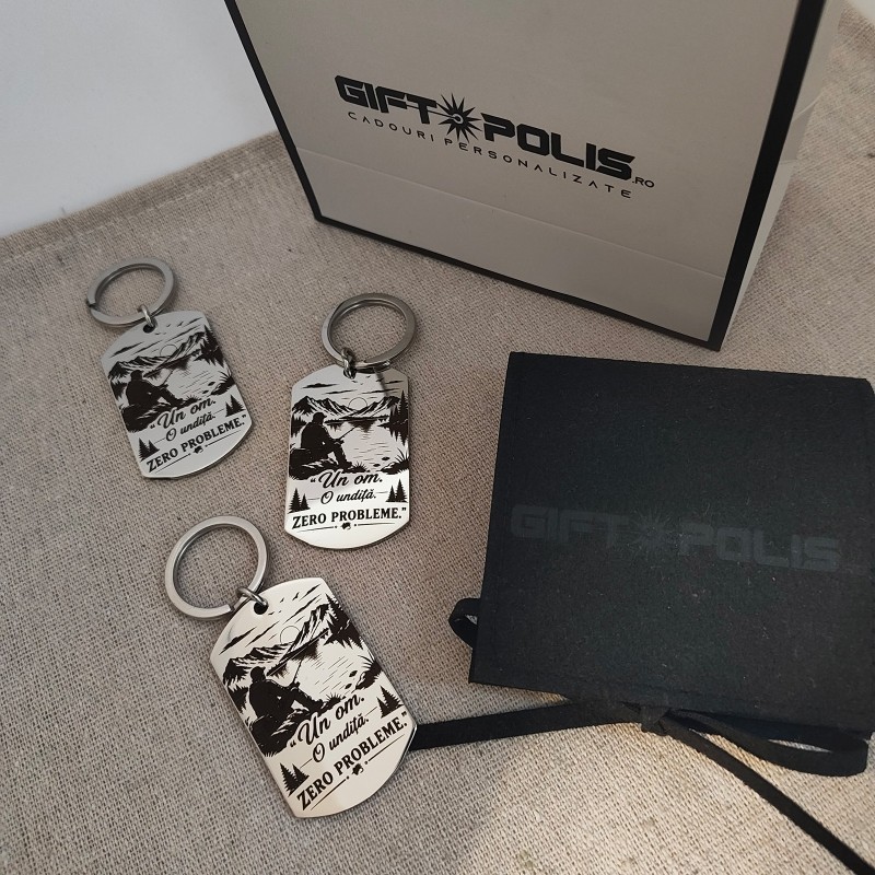 Breloc inox personalizat pescari – „Un om. O undiță. Zero probleme.”