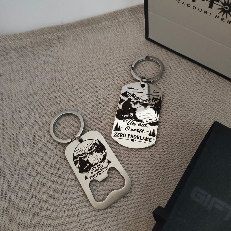                  Breloc inox personalizat „Un om. O undiță. Zero probleme” – cadou pescari
               