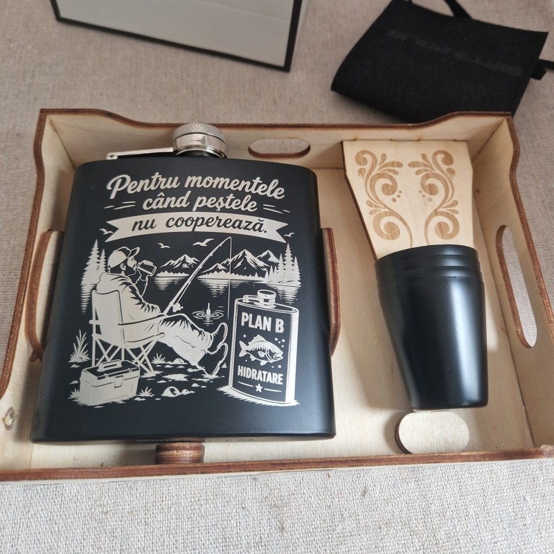                  Set ploscă inox 200ml + 4 pahare | Cadou pescari cu umor
               