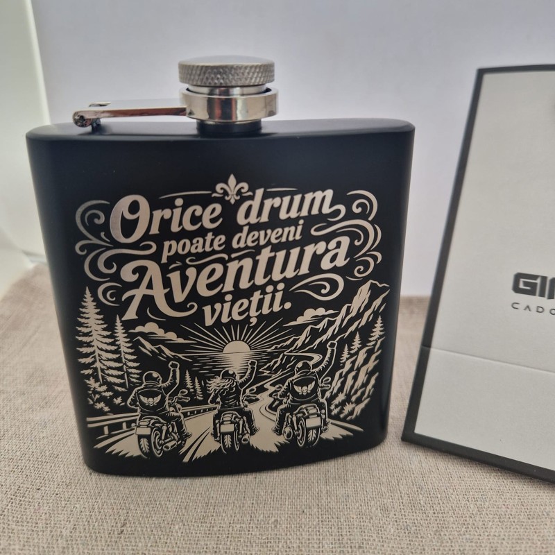 Ploscă inox 200ml gravată „Orice drum poate deveni aventura vieții” | Cadou pentru motocicliști