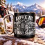 Cană Carabinieră Neagră „Love at First Slope” | Born for Snow