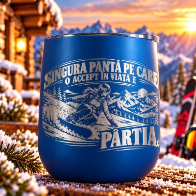 Pahar de Vin Albastru Gravat „Singura Pantă pe Care o Accept în Viață e Pârtia” | Colecția Born for Snow