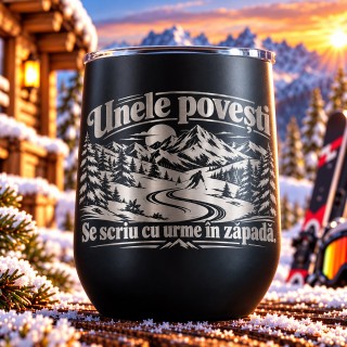 Pahar de Vin Negru Gravat „Unele Povești Se Scriu cu Urme în Zăpadă” | Colecția Born for Snow