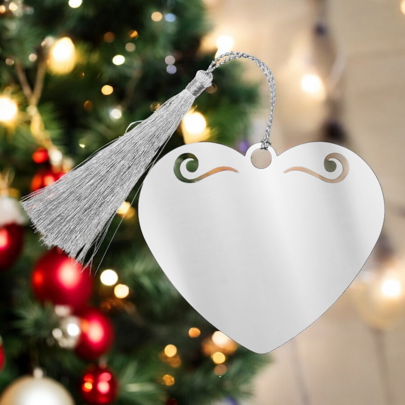 Decoratiune Craciun in forma de inima, realizata din inox argintiu, personalizata prin gravura laser cum vrei tu. Un cadou ce is